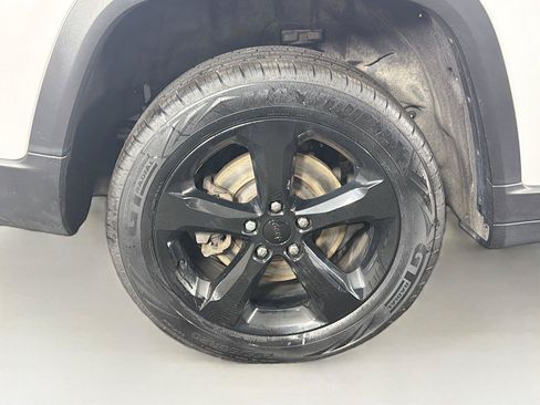 Used 2023 Jeep Grand Cherokee L Laredo AWD/4WD image 34