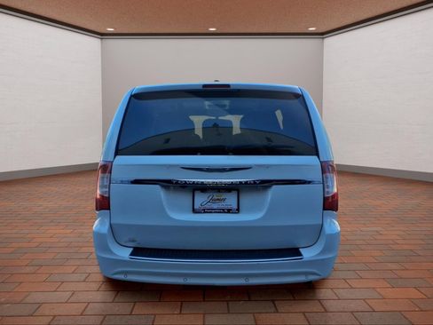 Used 2013 Chrysler Town & Country Touring-L w/ Driver Convenience Group FWD image 6