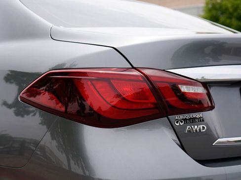Used 2017 INFINITI Q70 3.7 w/ Technology Package AWD/4WD image 10