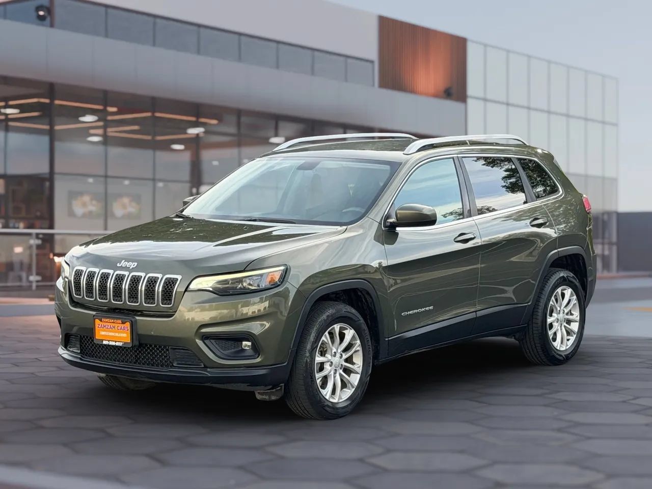 Used 2019 Jeep Cherokee Latitude w/ Popular Appearance Group AWD/4WD image 3