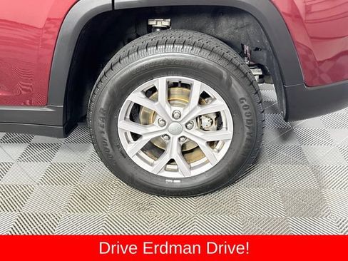 Used 2022 Jeep Grand Cherokee Limited w/ Luxury Tech Group II RWD image 4