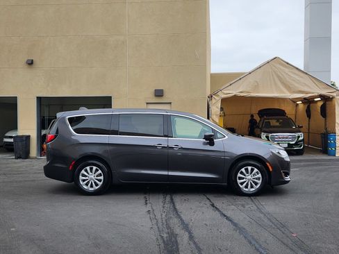 Used 2018 Chrysler Pacifica Touring Plus FWD image 7