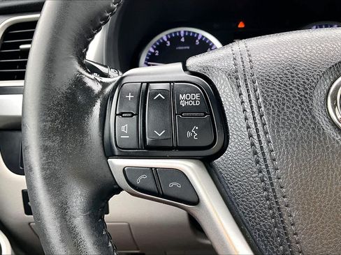 Used 2018 Toyota Highlander Plus FWD image 23