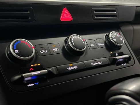 Used 2022 Kia Carnival LX image 17