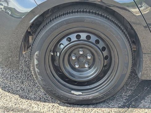 Used 2022 Toyota Corolla LE image 9