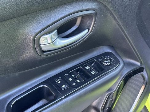 Used 2017 Jeep Renegade Altitude image 15