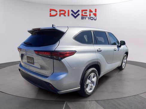 Used 2023 Toyota Highlander L image 6