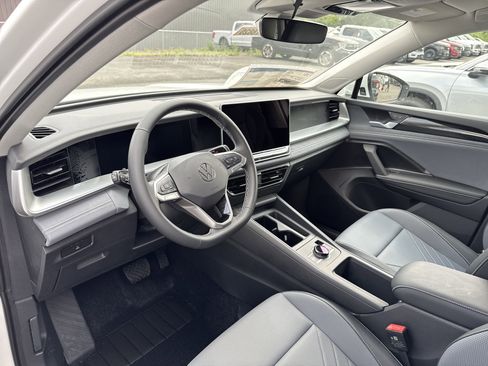 New 2025 Volkswagen Tiguan SE image 16