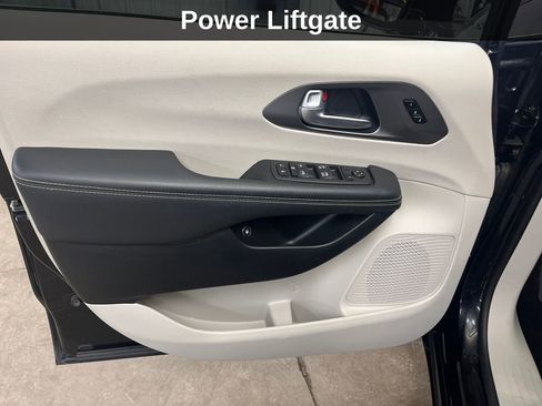 Used 2024 Chrysler Pacifica Select image 13