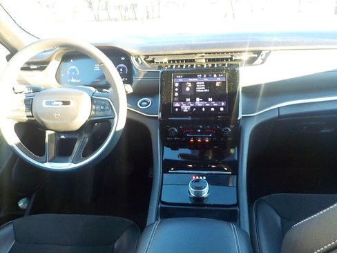 Used 2024 Jeep Grand Cherokee Altitude image 14