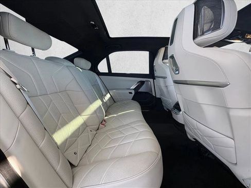 Used 2023 BMW 740i w/ Executive Package image 22