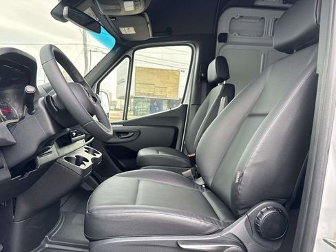 Used 2025 Mercedes-Benz Sprinter 2500 image 8