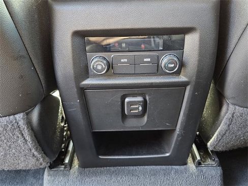 Used 2020 Chevrolet Traverse LT image 13