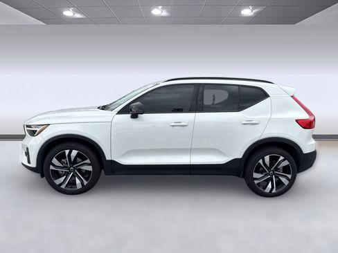 Certified 2023 Volvo XC40 B5 Plus w/ Climate Package image 2