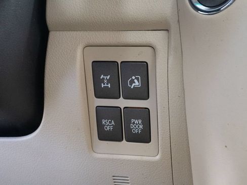 Used 2015 Lexus LX 570 4WD w/ Luxury Package image 17