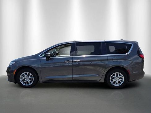 Used 2023 Chrysler Pacifica Touring-L FWD image 2
