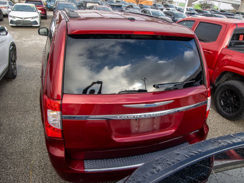 Used 2015 Chrysler Town & Country Limited image 10