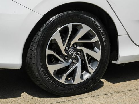 Used 2018 Honda Civic EX image 45