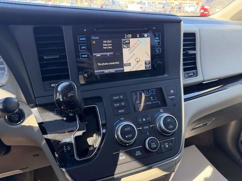 Used 2017 Toyota Sienna XLE Premium image 24