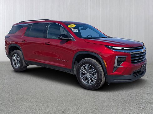 Used 2025 Chevrolet Traverse LT FWD image 1