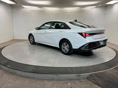 Used 2024 Hyundai Elantra SE image 3