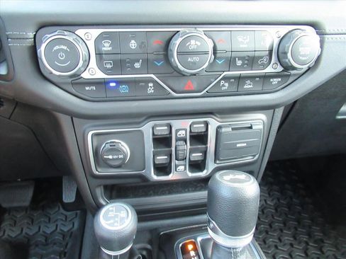 Used 2025 Jeep Wrangler Unlimited Sahara w/ Safety Group AWD/4WD image 27