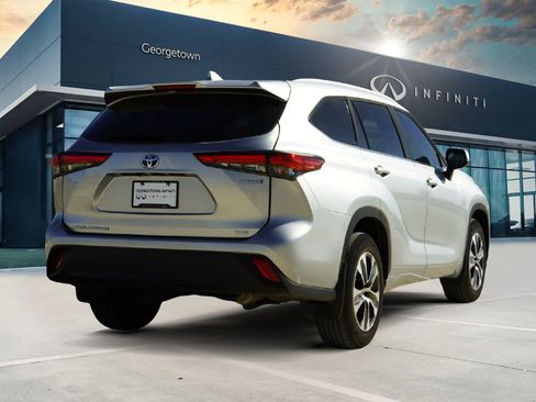 Used 2023 Toyota Highlander XLE image 5