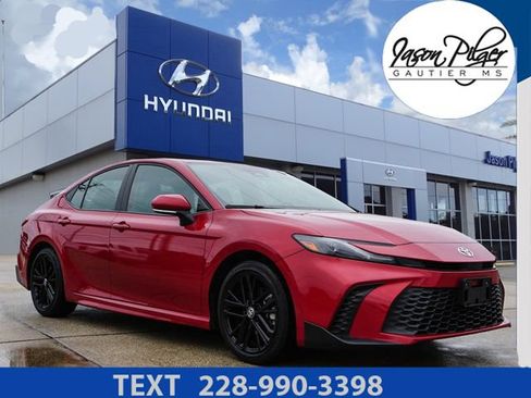 Used 2025 Toyota Camry SE FWD image 1