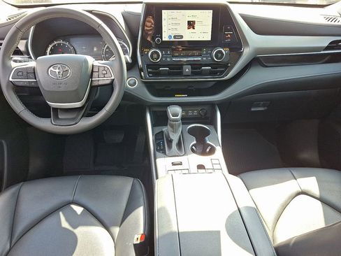 Used 2024 Toyota Highlander XLE AWD/4WD image 15