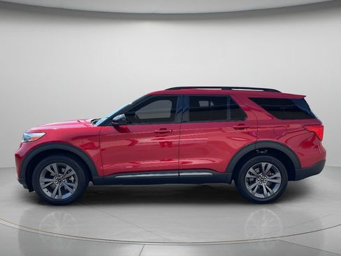 Used 2023 Ford Explorer XLT w/ Equipment Group 202A AWD/4WD image 4