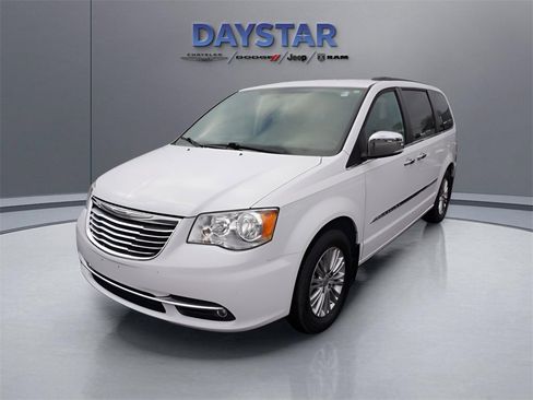 Used 2015 Chrysler Town & Country Touring-L w/ Driver Convenience Group image 37