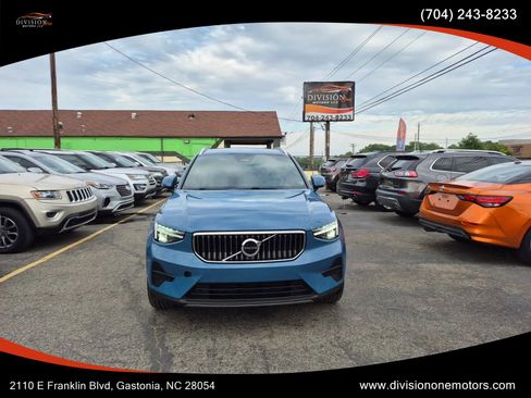 Used 2024 Volvo XC40 B5 Core AWD/4WD image 2