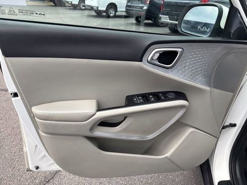 Used 2023 Kia Soul LX image 17