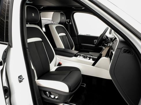 Used 2022 Rolls-Royce Cullinan Black Badge image 30