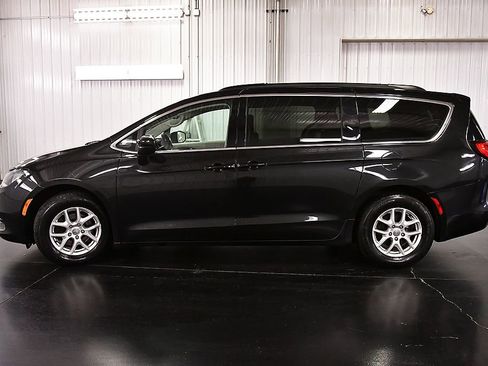 Used 2020 Chrysler Voyager Lxi FWD image 4