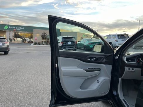 Used 2023 GMC Acadia SLT image 25