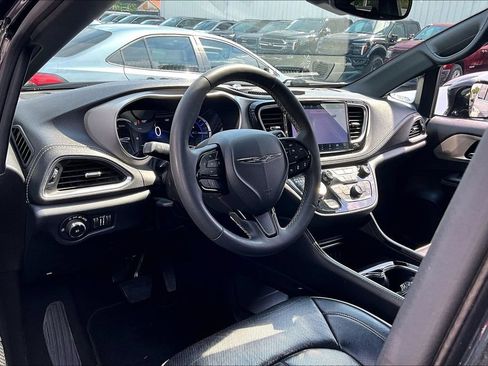 Used 2024 Chrysler Pacifica Premium FWD image 17