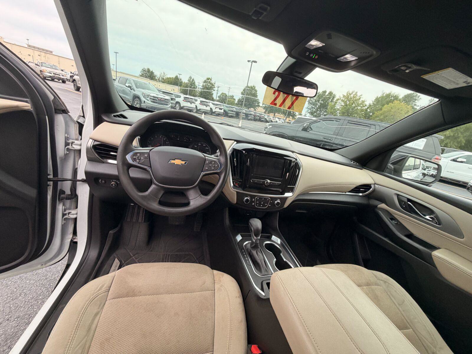 Used 2022 Chevrolet Traverse LS FWD image 10