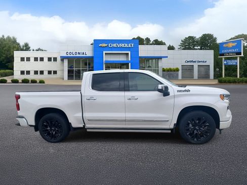 Used 2025 Chevrolet Silverado 1500 High Country AWD/4WD image 3