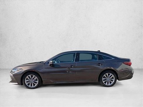 Used 2019 Toyota Avalon XLE w/ Moonroof Package image 7