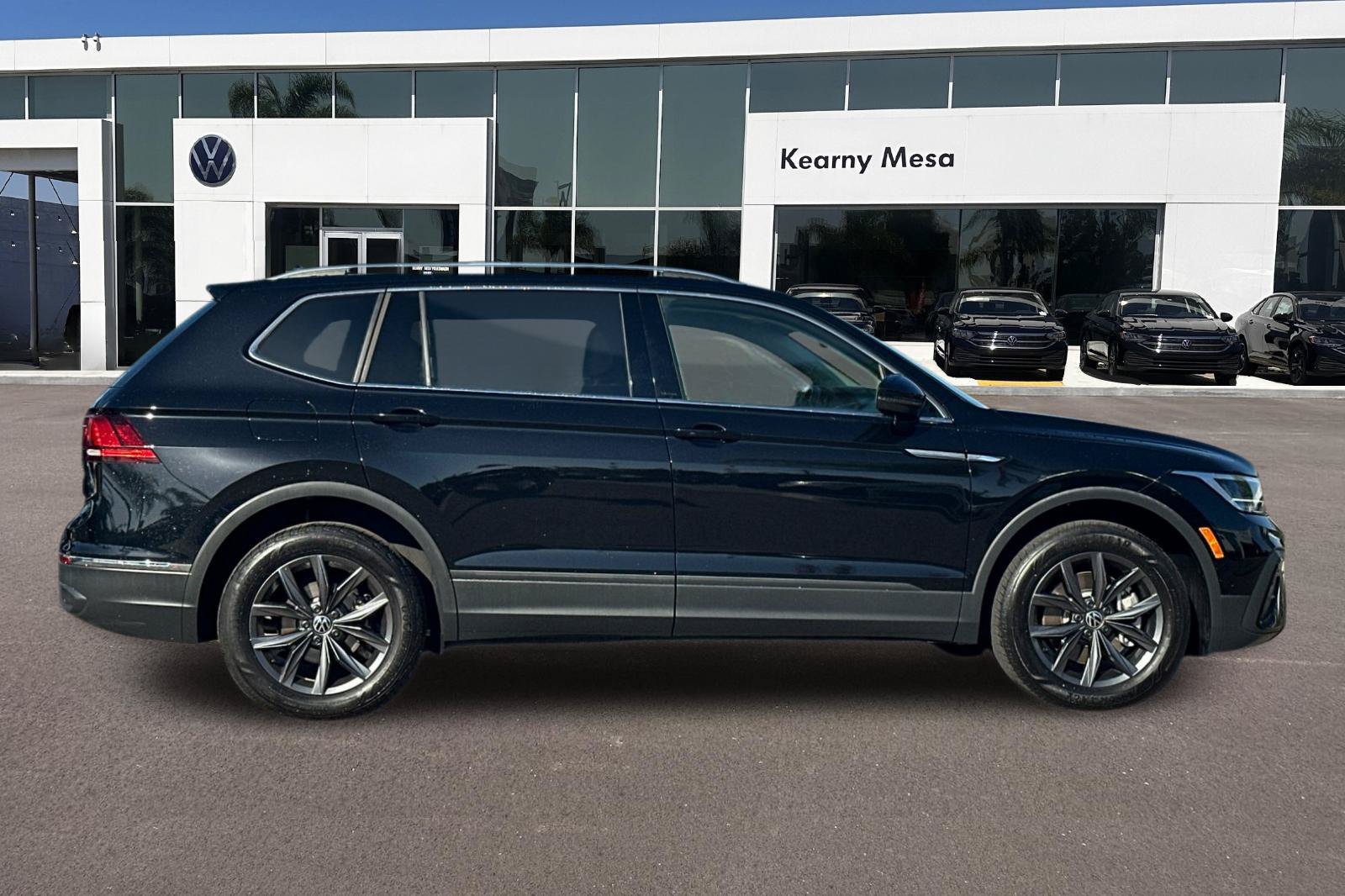 Used 2023 Volkswagen Tiguan SE w/ Panoramic Sunroof Package FWD image 3