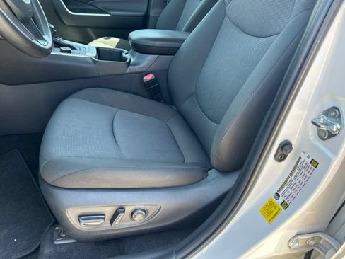 Used 2025 Toyota RAV4 XLE AWD/4WD image 12