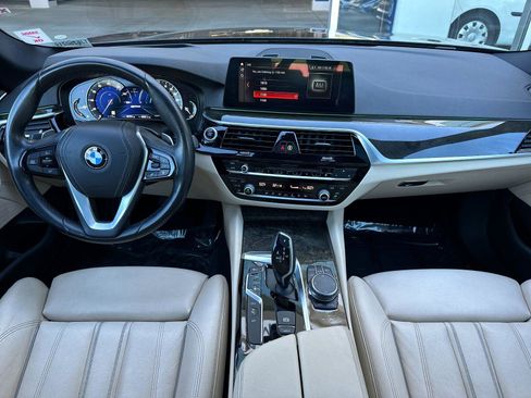 Used 2018 BMW 530e w/ Premium Package 2 image 12