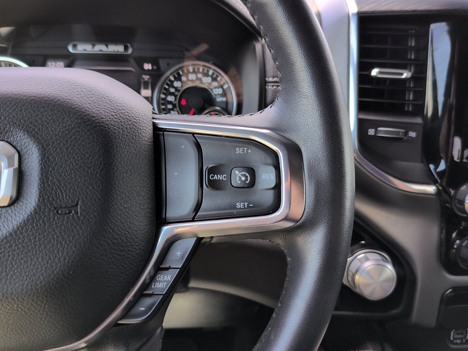 Used 2024 RAM 1500 Laramie AWD/4WD image 22
