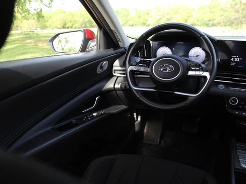 Used 2023 Hyundai Elantra SEL w/ Convenience Package FWD image 10