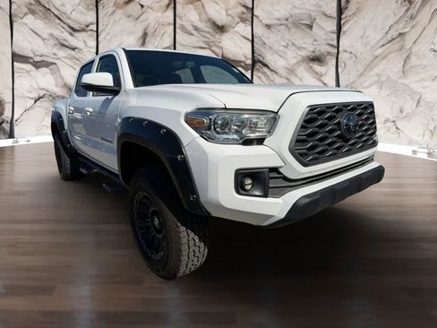 Used 2017 Toyota Tacoma TRD Off-Road w/ Tow Package (A/T) image 3