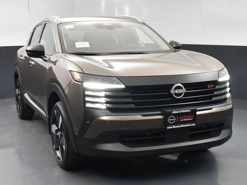 Used 2026 Nissan Kicks SR image 2