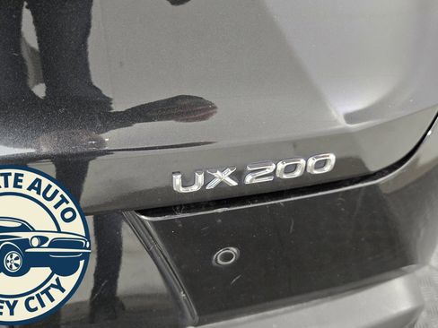 Used 2021 Lexus UX 200 image 29