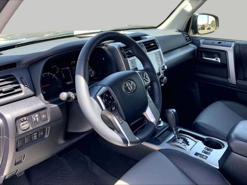 Used 2022 Toyota 4Runner SR5 Premium w/ Moonroof Package AWD/4WD image 18