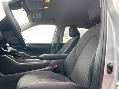 Used 2025 Toyota Highlander LE image 28